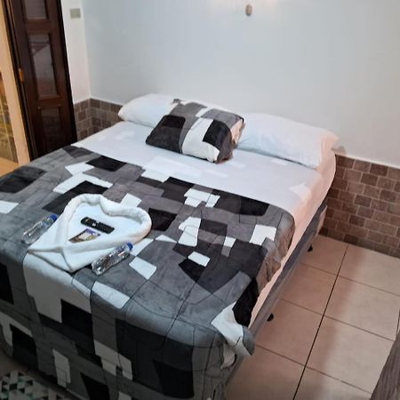 Hotel Kamelot Parque Central Quetzaltenango Eksteriør bilde