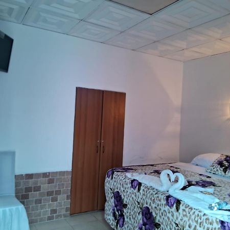 Hotel Kamelot Parque Central Quetzaltenango Eksteriør bilde