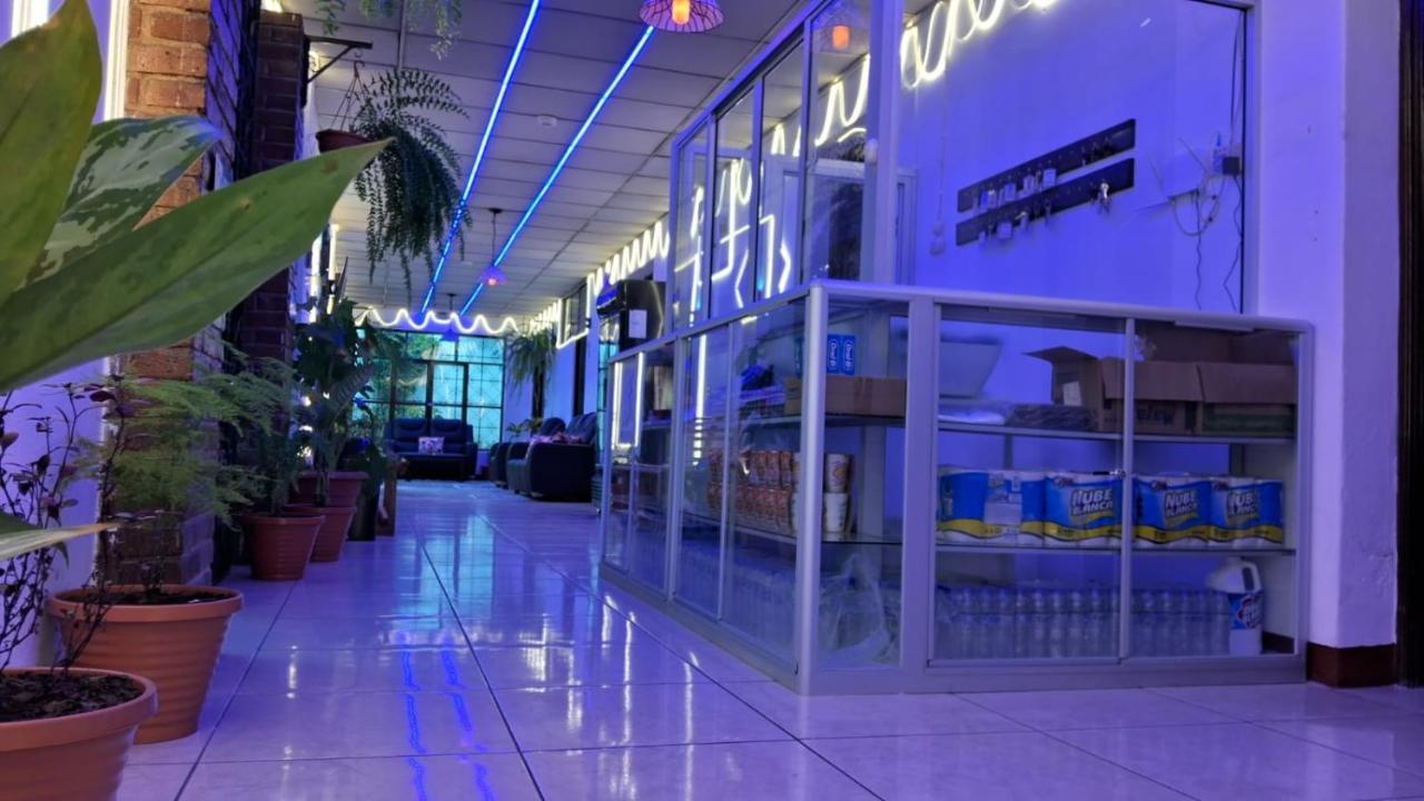 Hotel Kamelot Parque Central Quetzaltenango Eksteriør bilde