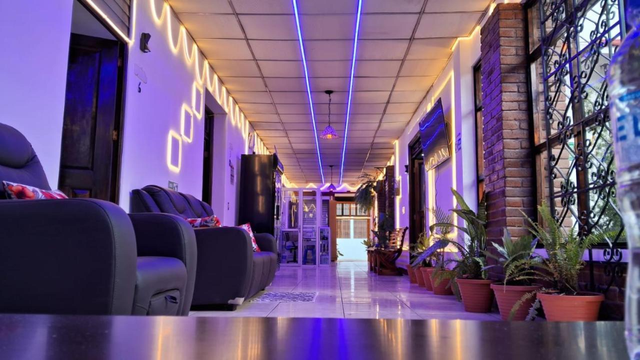 Hotel Kamelot Parque Central Quetzaltenango Eksteriør bilde