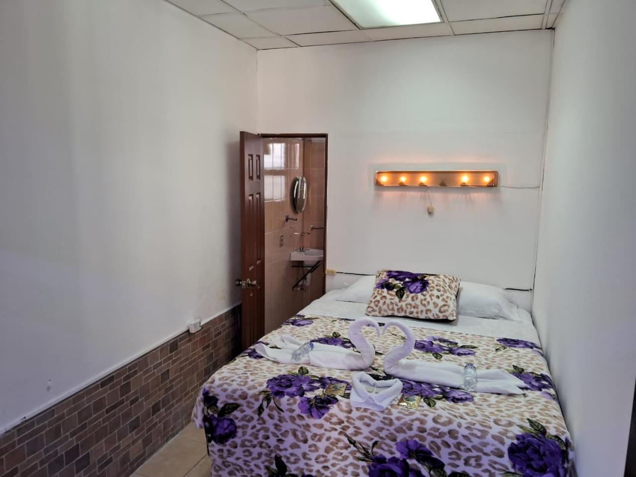 Hotel Kamelot Parque Central Quetzaltenango Eksteriør bilde