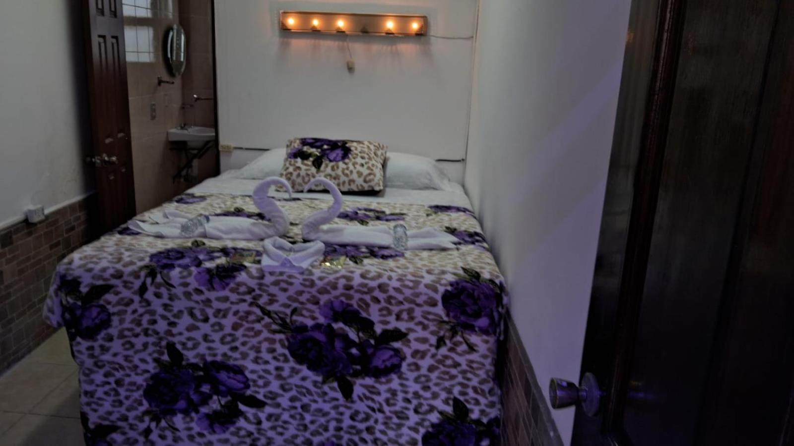 Hotel Kamelot Parque Central Quetzaltenango Eksteriør bilde